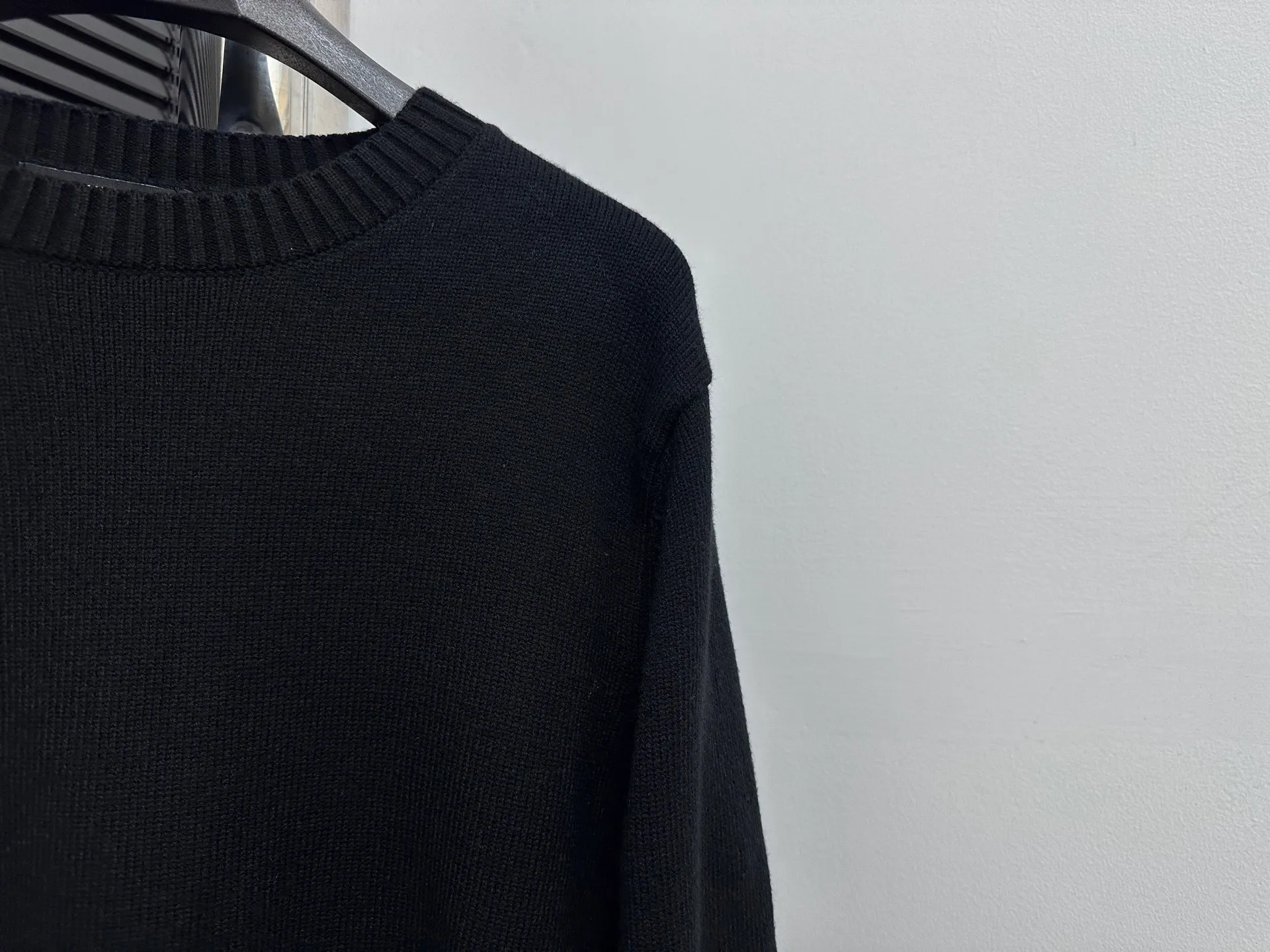 P250 [Chrome Hearts] Chrome Hearts' new cross-knitted jacquard appliquéd round-neck sweater. Contains 20% wool. The item is made of custom-dyed and custom-spun yarn, purchased from the original version. A full set of customized accessories. Details determine success or failure. A new model for autumn and winter. It is soft and delicate and does not tie the body. The upper body effect is very nice. Loose fit. Same style for men and women. Color: White Black Size: S-L